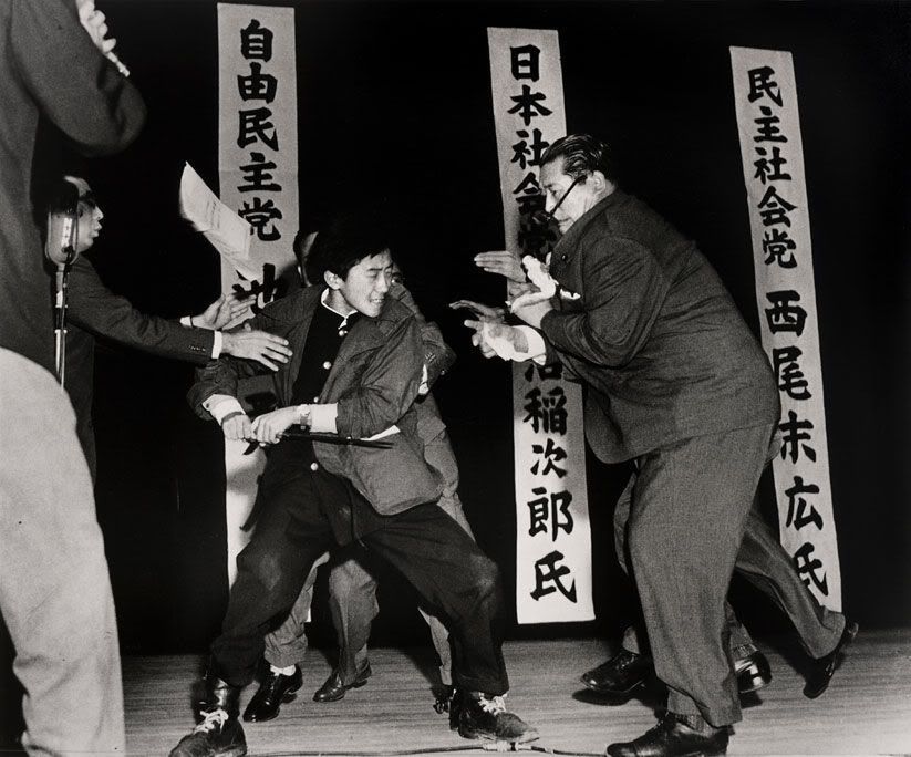 1960 r. Prawicowi studenci atakują Inejiro Asanuma, Przewodniczącego Partii Socjalistycznej, podczas swojego wystąpienia w Sali Hibiya. / Yasushi Nagao, World Press Photo of the Year.