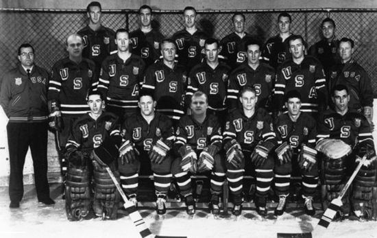 1960 r. Na zdjęciu hokeiści USA - złoci medaliści Igrzysk Olimpijskich. Do fotografii doklejono twarze zawodników, którzy nie byli obecni w czasie wykonywania zdjęcia.