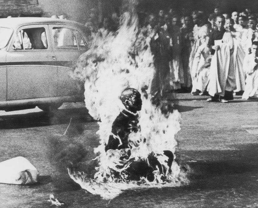 1963 r. Buddyjski mnich Thich Quang Duc podpalił się w proteście przeciwko prześladowaniom buddystów przez rząd Wietnamu Południowego. / Fot. Malcolm W. Browne, World Press Photo of the Year