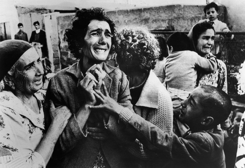 1964 r. Turczynka opłakuje zmarłego męża, ofiarę grecko-tureckiej wojny domowej. / Fot. Don McCullin, World Press Photo of the Year.