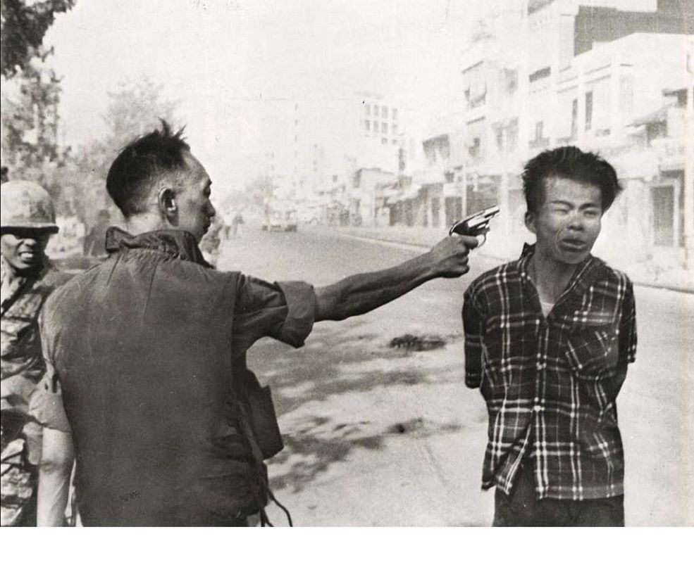 1968 r. Wietnam Południowy - szef policji Nguyen Ngoc Loan wykonuje wyrok na mężczyźnie podejrzanym o członkostwo w Viet Congu. / Fot. Eddie Adams, World Press Photo of the Year.