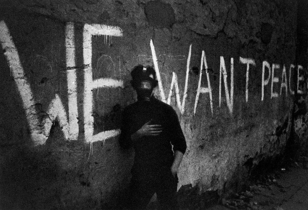 1969 r. Młody katolik nosi maskę gazową podczas starć z brytyjskim wojskiem. Ludzie uciekali z powodu gazu łzawiącego w czasie nocnych walk ulicznych. /Fot. Hanns-Jörg Anders, World Press Photo of the Year.