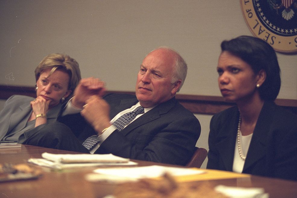 Wiceprezydent Dick Cheney i Sekretarz Stanu Condoleezza Rice w PEOC (President's Emergency Operations Center)
Kontrast miedzy widokiem z Ground Zero i zdjęciami ze sztabu antykryzysowego jest oczywisty i jednocześnie fascynujący. Mimo, że widać napięcie to nawet w najbardziej historycznych momentach na stole są obecne ciasteczka i napoje. Praca biurowa nadal pozostaje pracą biurową nawet w rządzie USA w czasie kryzysu.