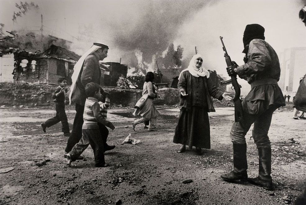 1976 r. Palestyńscy uchodźcy w dzielnicy La Quarantaine. / Fot. Françoise Demulder, World Press Photo of the Year.