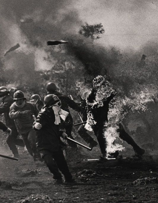1978 r. Demonstrator stoi w płomieniach przez koktajl Mołotowa, który miał zamiar rzucić w policję podczas protestów przeciwko budowie nowego Tokyo International Airport. W celu uzyskania gruntów, rząd musiał eksmitować protestujących. Gwałtowne starcia między przeciwnikami i władzami doprowadziły do 13 ofiar śmiertelnych, w tym pięciu policjantów. Nowe lotnisko otwarto w maju 1978 roku. / Fot. Sadayuki Mikami, World Press Photo of the Year. Już za tydzień zaprezentujemy drugą część nagrodzonych fotografii.