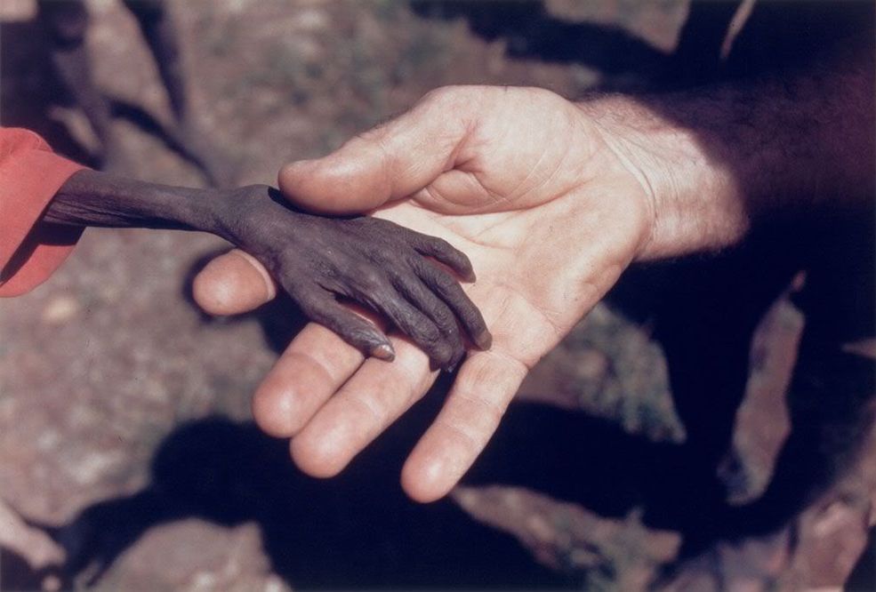 1980 r. Uganda. Głodujący chłopiec i misjonarz.
Fot. Mike Wells, World Press Photo of the Year