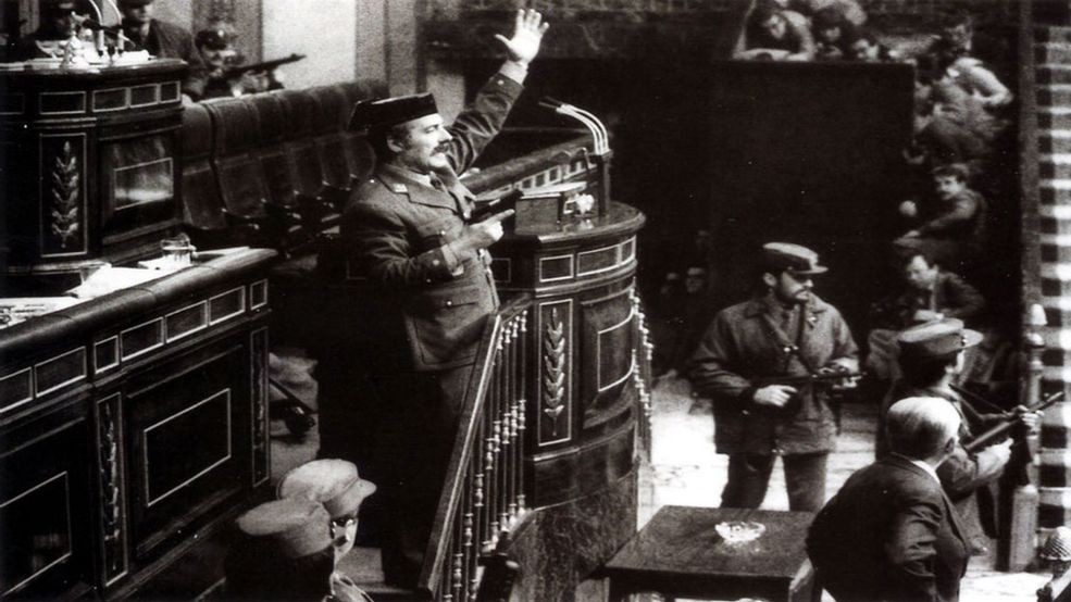 1981 r. 23 lutego 1981 r., Madryt, Hiszpania. Zajęcie Kongresu Deputowanych przez oddział Guardia Civil pod dowództwem podpułkownika Antonio Tejero podczas zaprzysiężenia Leopoldo Calvo-Sotelo z UCD na stanowisko premiera. Zamach zakończył się następnego dnia, obyło się bez ofiar. Na zdjęciu widoczny jest przemawiający Tejero, każe wszystkim zachować ciszę i zostać na swoich miejscach.
Fot. Manuel Pérez Barriopedro, World Press Photo of the Year