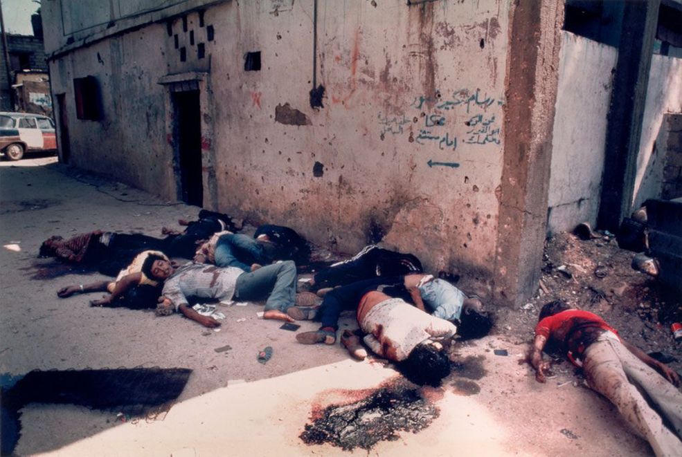 1982 r. Bejrut, Liban. Wojna w Libanie: następstwa masakry dokonanej na palestyńskich uchodźcach 16-18 września 1982 r. przez libańskie maronickie oddziały (często zwane również "chrześcijańską milicją") w Sabrze i Szatili.
Fot. Robin Moyer, World Press Photo of the Year