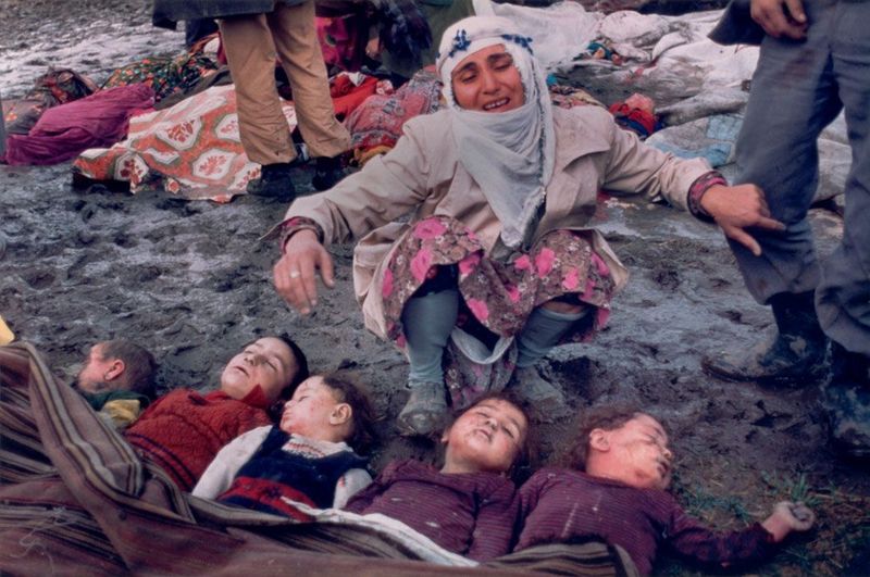 1983 r. Turcja. Kezban Özer znajduje pięcioro swoich dzieci pogrzebanych żywcem po trzęsieniu ziemi. O piątej rano ona i jej mąż zajmowali się krowami, w czasie gdy ich dzieci spały. Kilka minut później 147 miejscowości w regionie zostało zniszczonych przez wstrząsy o sile 7,1 w skali Richtera. Pochłonęły 1336 ofiar.
Fot. Mustafa Bozdemir, World Press Photo of the Year