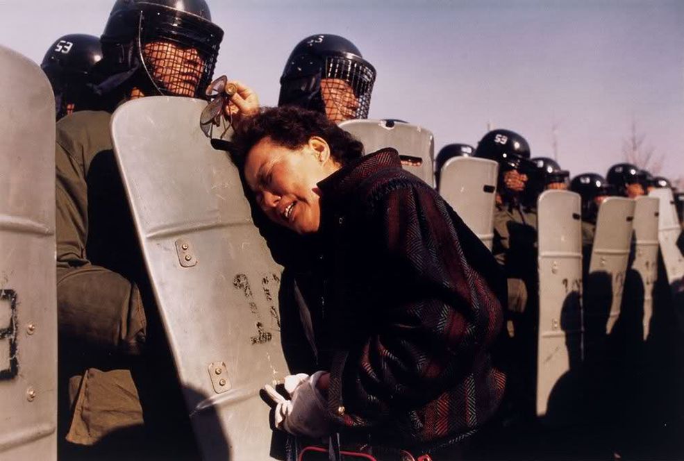 1987 r. Kuro, Południowa Korea. Kobieta kładzie się na tarczy policjanta w czasie zamieszek w punkcie wyborczym. Jej syn był jednym z tysięcy demonstrantów, których aresztowano, ponieważ próbowali udowodnić, że wybory prezydenckie 15 grudnia zostały sfałszowane.
Fot. Anthony Suau, World Press Photo of the Year.
