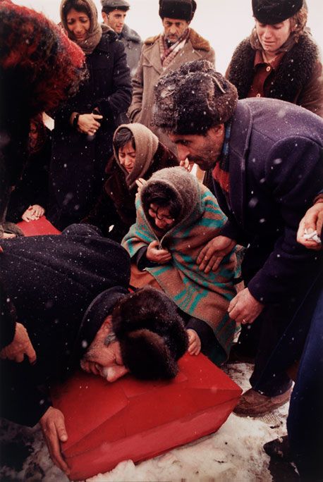 1988 r. Boris Abgarzian opłakuje swojego 17-letniego syna, ofiarę trzęsienia ziemi w Armenii.
Fot. David Turnley, World Press Photo of the Year