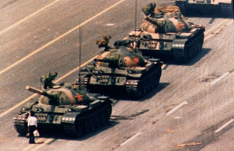 1989 r. Plac Niebiańskiego Spokoju, plac Tian'anmen, Pekin, Chiny. Demonstrant stanął na linii czołgów Ludowej Armii Wyzwoleńczej.
Fot. Charlie Cole, World Press Photo of the Year