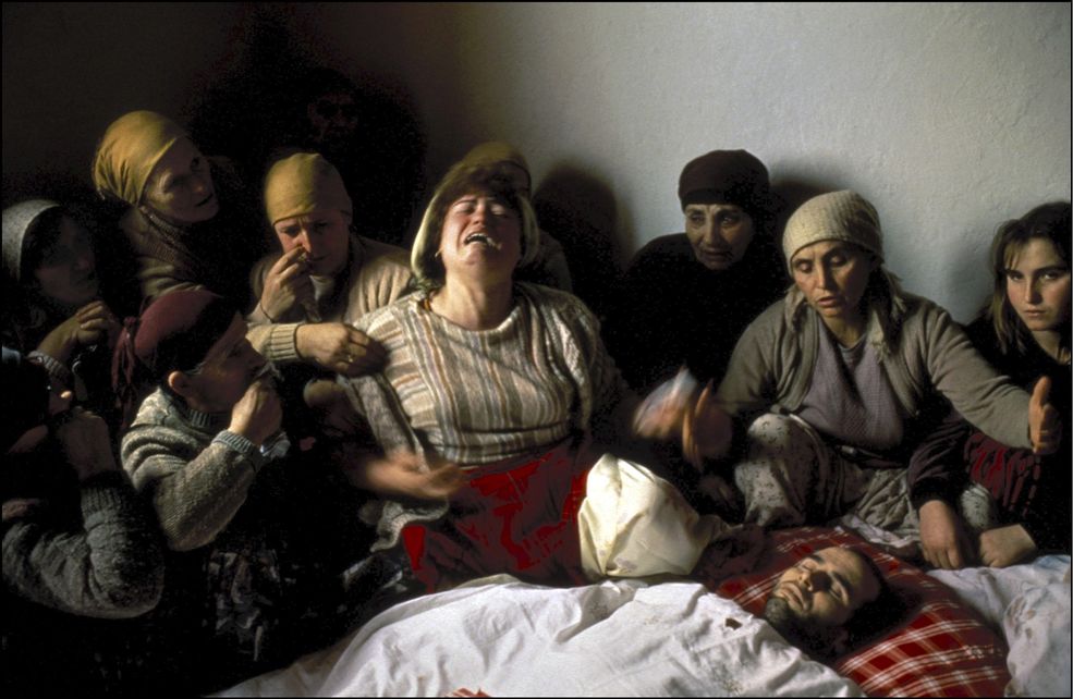 1990 r. Rodzina i sąsiedzi opłakują śmierć Elshani Nashima, zabitego podczas protestów przeciwko decyzji rządu Jugosławii o zniesieniu autonomii Kosowa.
Fot. Georges Merillon, World Press Photo of the Year