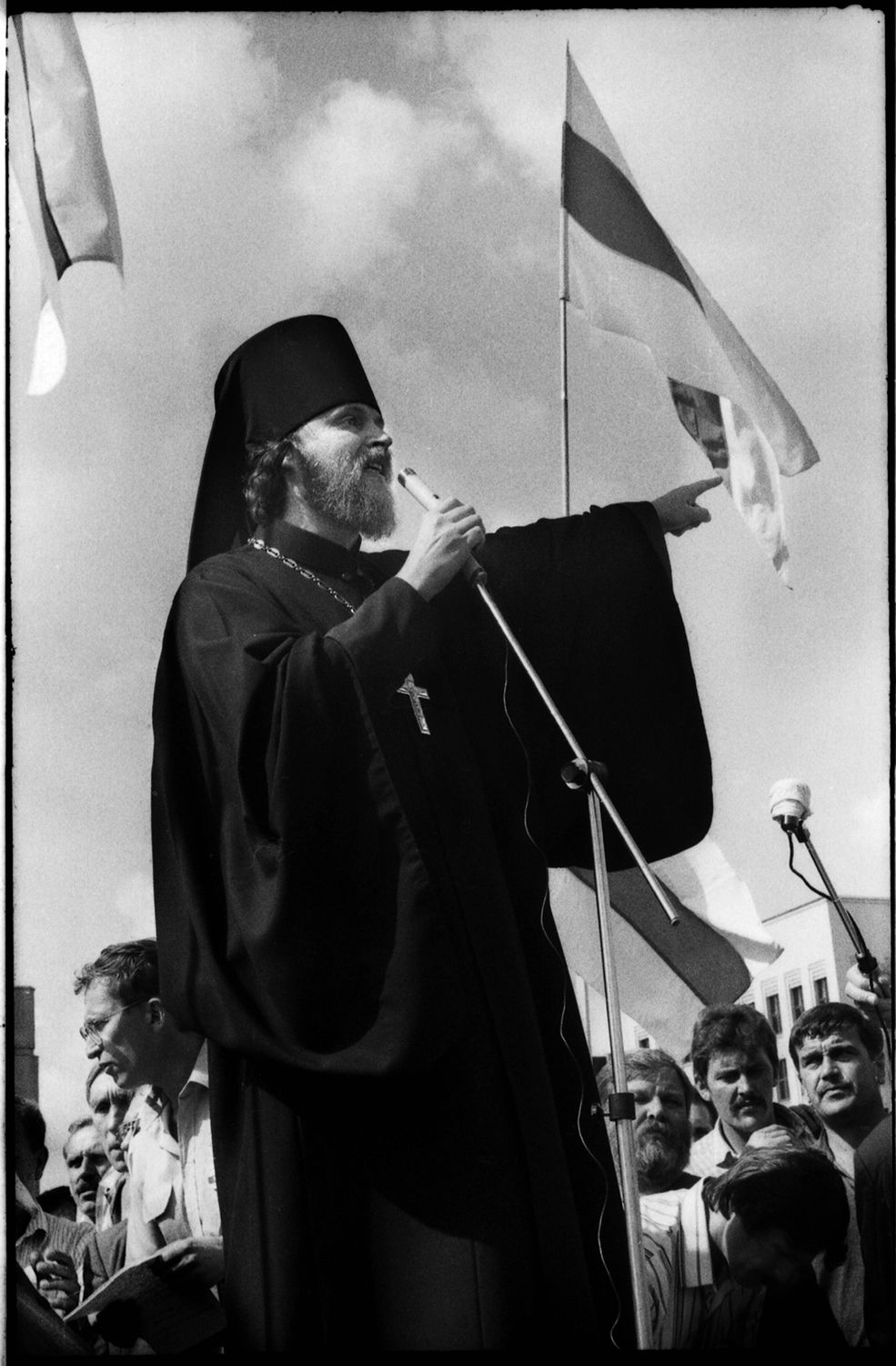 Białoruś - Mińsk, sierpień 1991 r. Białoruś odzyskuje niepodległość. Na zdjęciu demonstracja niepodległościowa w Mińsku. Przemawia Pop Wiktor Radomysielskij. / Fot. Rafał Witczak