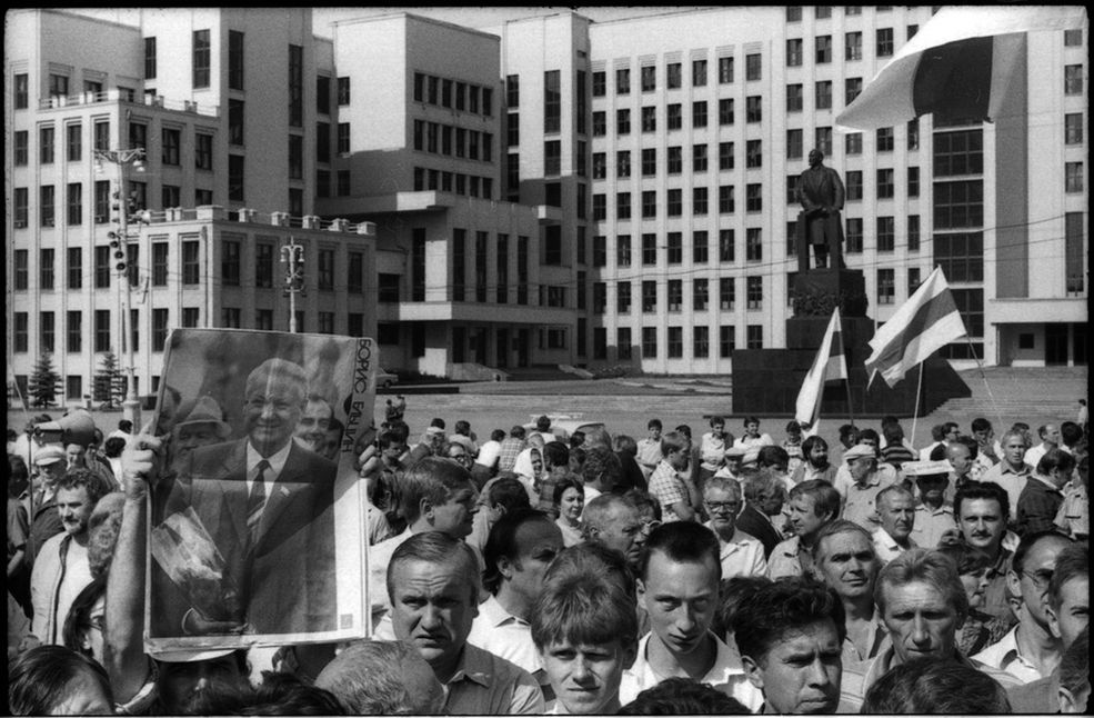 Białoruś - Mińsk, sierpień 1991 r. Białoruś odzyskuje niepodległość. Na zdjęciu demonstracja niepodległościowa w Mińsku. / Fot. Rafał Witczak