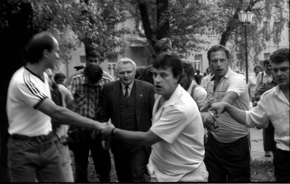 Białoruś - Mińsk, sierpień 1991 r. Białoruś odzyskuje niepodległość. Na zdjęciu ewakuacja funkcjonariusza partyjnego przed rozwścieczonym tłumem. Przed linczem ratują go organizatorzy demonstracji z Białoruskiego Frontu Narodowego. / Fot. Rafał Witczak