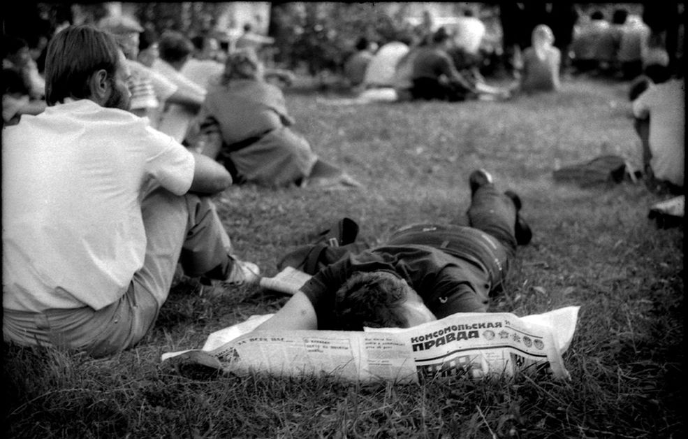 Białoruś - Mińsk, sierpień 1991 r. Białoruś odzyskuje niepodległość. Odpoczynek na trawie./ Fot. Rafał Witczak