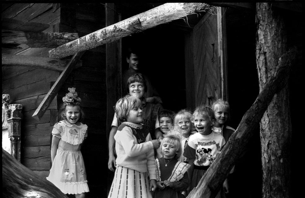 Białoruś - Mińsk, sierpień 1991 r. Białoruś odzyskuje niepodległość. Na zdjęciu dzieci ze wsi Przewalka. / Fot. Rafał Witczak