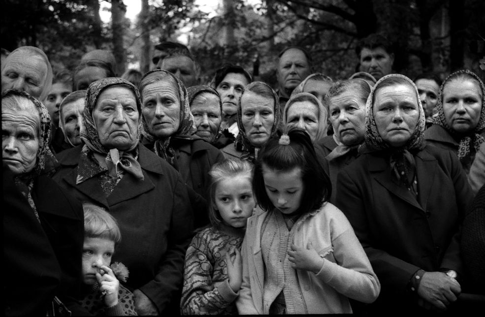 Białoruś - Mińsk, sierpień 1991 r. Białoruś odzyskuje niepodległość. Na zdjęciu polskie kobiety ze wsi Wawiorka. / Fot. Rafał Witczak