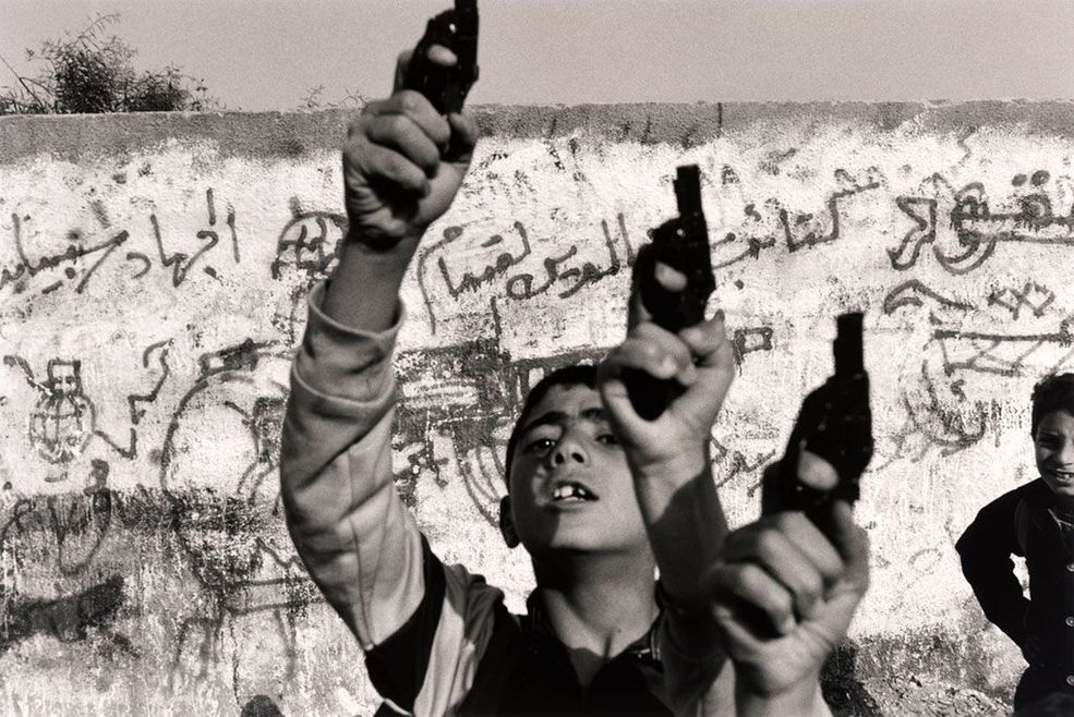 1993 r. Miasto Gaza, Strefa Gazy. Chłopcy w geście sprzeciwu podnoszą zabawki w kształcie broni. Palestyńskie powstanie, które rozpoczęło się w grudniu 1987 r., wzmocniło determinację ludności arabskiej w walce z okupantem.
Fot. Larry Towell, World Press Photo of the Year