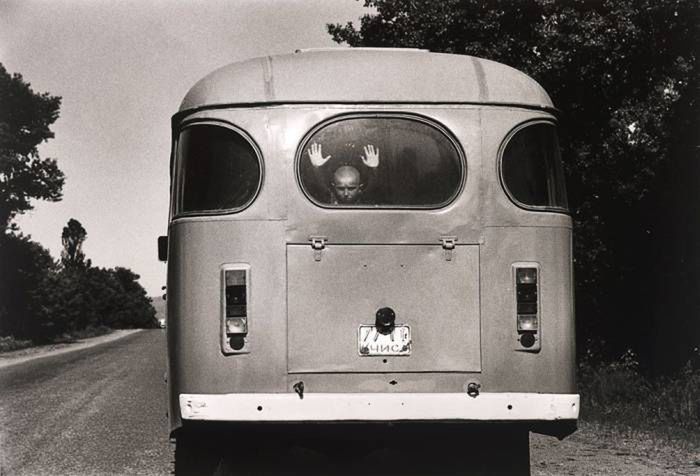 1995 r. Czeczenia, Rosja. Autobus na drodze prowadzącej do Groznego w czasie walk między bojownikami czeczeńskiej niepodległości i wojska rosyjskiego. Wojna wybuchła, gdy prezydent Jelcyn wysłał wojska do zbuntowanej prowincji w grudniu 1994 r.
Fot. Lucian Perkins, World Press Photo of the Year