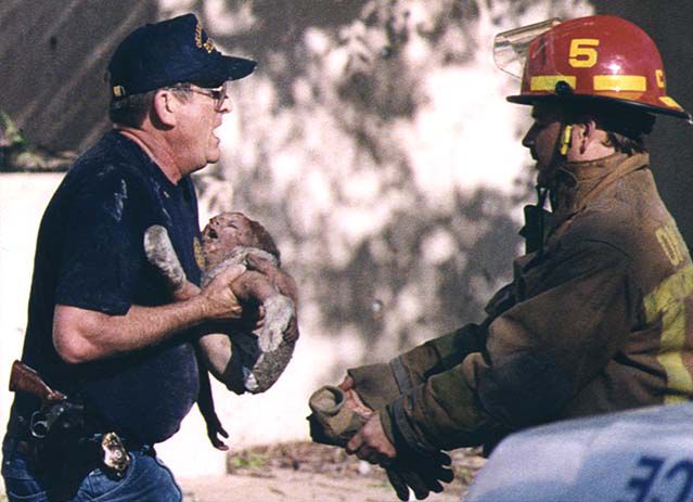 1996 r. Zdjęcie Charlesa Portera IV, freelancera współpracującego z Associated Press. Jego fotografie, wykonane po zamachu w Oklahoma City, pokazują roczną ofiarę przekazywaną i trzymaną przez miejscowego strażaka.