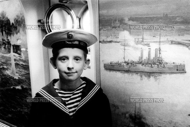 8 Suergiej Kamynin, student Morskiego Korpusu Kadeckiego w Petersburgu, na pokładzie historycznego krążownika Aurora. Fot. Peter Dammann, 1997.
