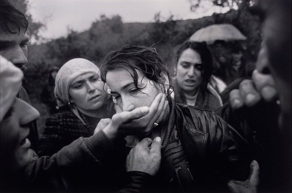 1998 r. Izbica, Kosowo. Kobieta na pogrzebie męża pocieszana przez krewnych i przyjaciół. Mężczyzna był żołnierzem Armii Wyzwolenia Kosowa walczącej o niepodległość. Został postrzelony dzień wcześniej w trakcie patrolu.
Fot. Dayna Smith, World Press Photo of the Year