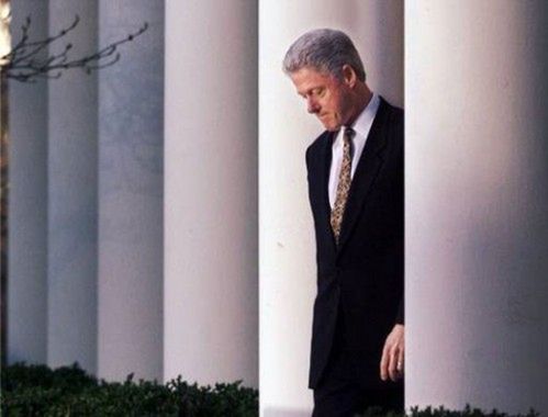 1999 r. Nagroda powędrowała w ręce fotoreporterów Associated Press Photo ze względu na niezwykły zbiór fotografii kluczowych graczy i wydarzeń wynikających z romansu prezydenta Clintona z Monicą Lewinsky oraz związanych z tym przesłuchań impeachmentu. Na zdjęciu widzimy Prezydenta Clintona, który idzie na podium dostarczyć krótkie oświadczenie. Waszyngton, 11 grudnia 1998 r. Fot. J. Scott Applewhite / AP