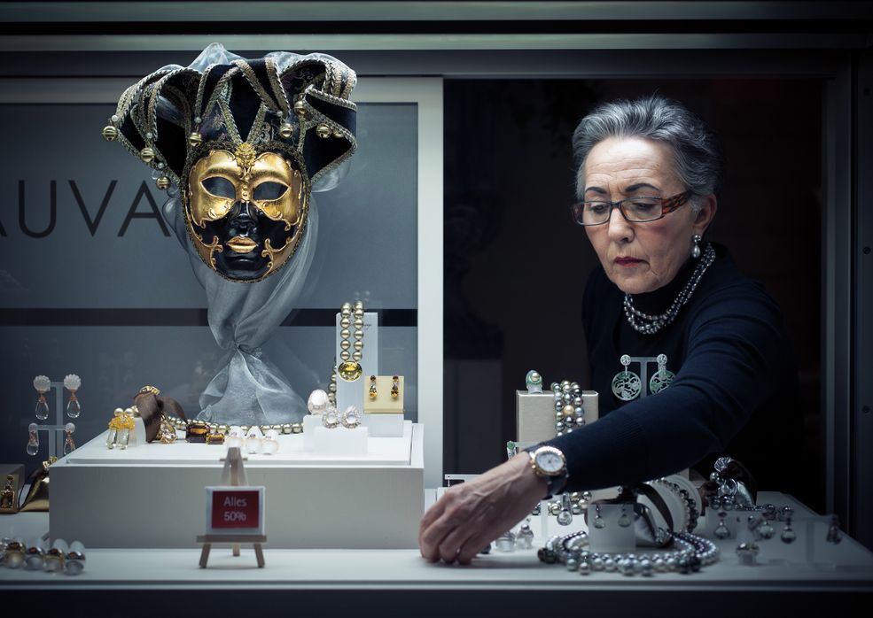 Marius Vieth, zwycięzca tegorocznej edycji, powiedział:
“Zwycięstwo w konkursie CBRE Urban Photographer of the Year jest dla mnie fantastycznym osiągnięciem. Fotografia uliczna jest moją pasją od wielu lat i wiedziałem, że moje zdjęcie Mask of Society idealnie wpisuje się w temat konkursu ‘Miasta w obiektywie’. Nieustannie szukam nowych inspiracji, a zmieniające się krajobrazy i sceny miejskie stanowią dla mnie coraz to nowe wyzwania.”