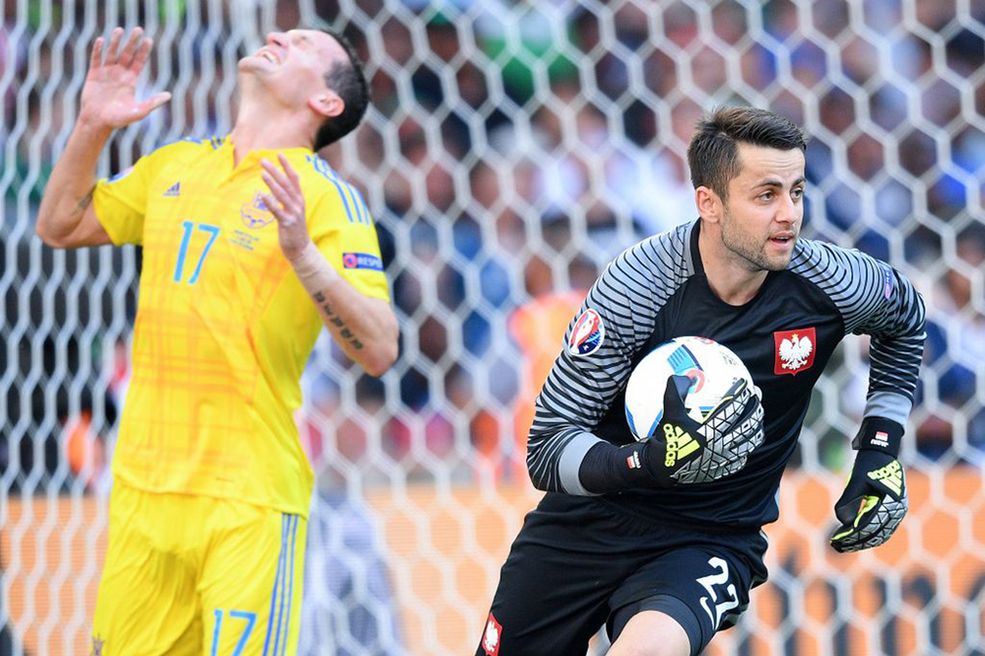 Łukasz Fabiański w formie! Artem Fedetskyi złości się po kolejnej udanej interwencji naszego bramkarza podczas meczu Ukraina – Polska UEFA EURO 2016 we Francji.
Marsylia (Francja), 21 czerwca 2016 r.
