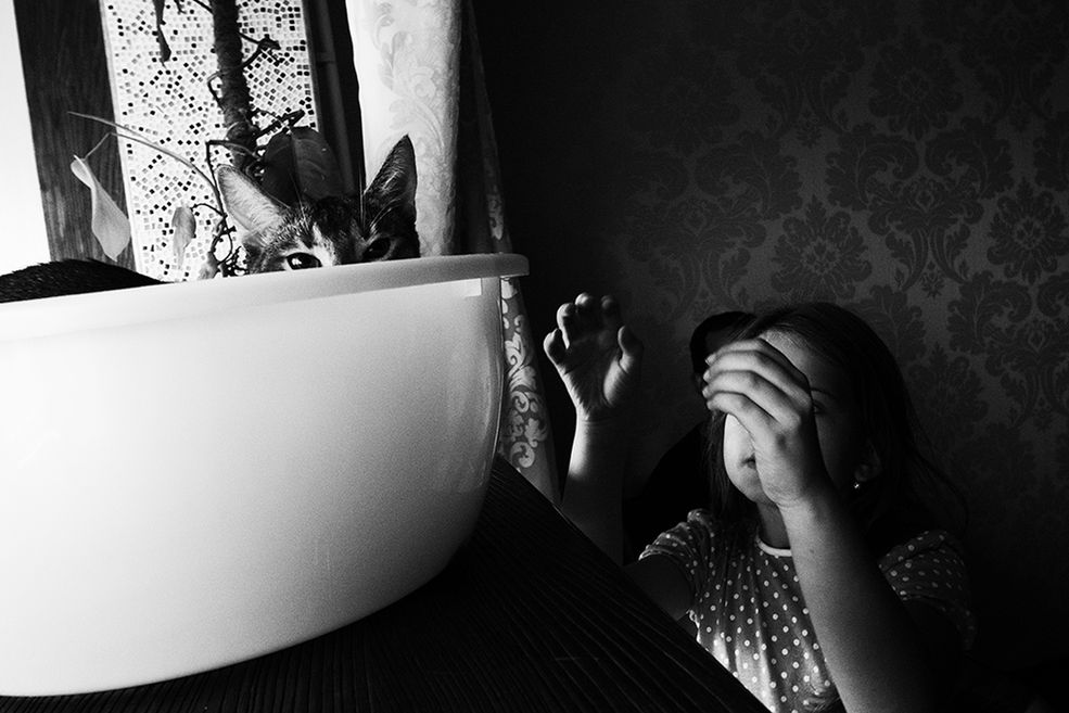 Dla zwycięzcy całego konkursu przewidziany jest tytuł „Black and White Child Photographer of the Year”, 1000 euro w gotówce, wyróżnienie w galerii konkursowej, wywiad oraz publikacja w elektronicznym roczniku. Zwycięzcy poszczególnych kategorii otrzymają nagrody pieniężne od 30 do 100 euro oraz podobne świadczenia jak laureat całego konkursu.