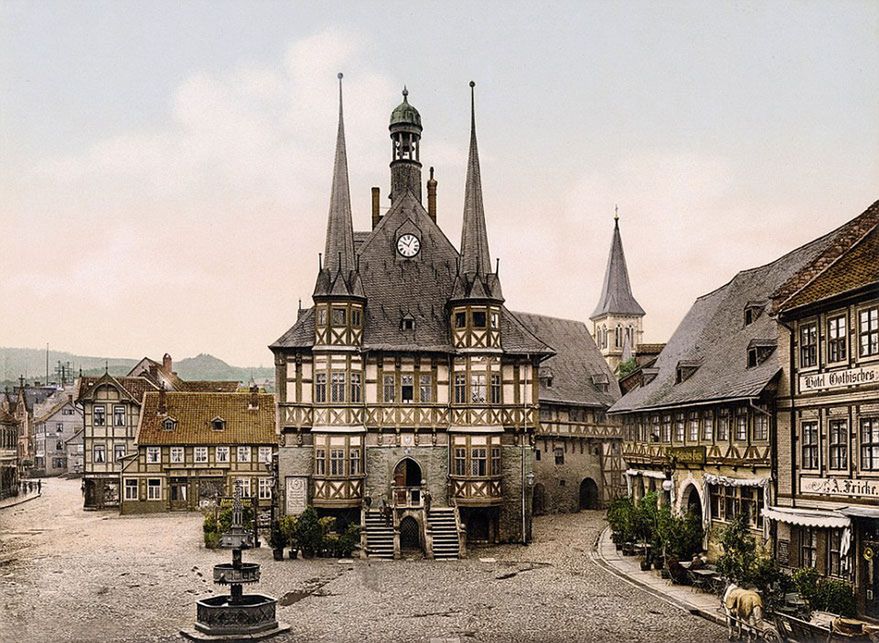 W tamtych czasach pojawiały się dopiero pierwsze próby z kolorową fotografią jak autochrom, jednak te rzadkie przykłady malarskich dzieł przedstawiają technikę fotochromu.