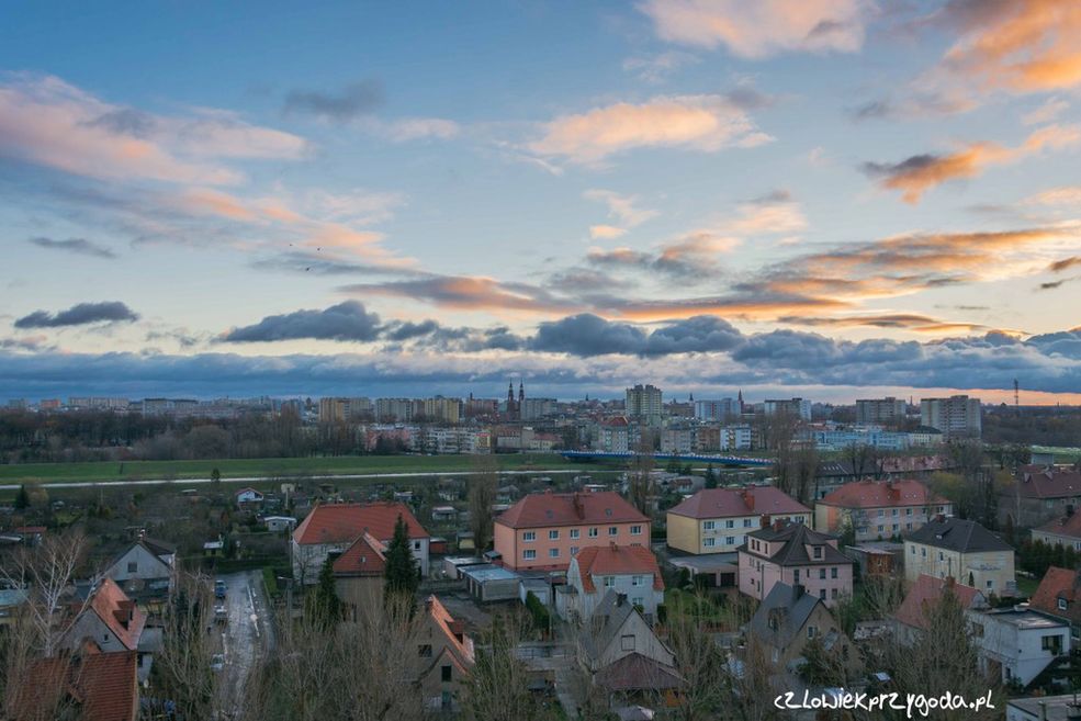 Człowiek Przygoda do realizacji swojego fotograficznego wyzwania wybrał okno kuchenne. Ustawił aparat i konsekwentnie, przez cały rok, fotografował Opole. Niby widok nie wydaje się pasjonujący i piękny, ale z każdą jego zmianą można dostrzec coś nowego – nowy charakter miasta, jego zmienne nastroje. To naprawdę coś cudownego.