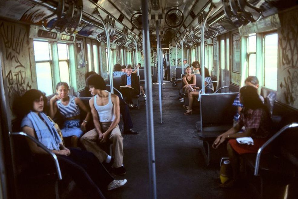 Wszystko to widać doskonale w metrze, które jest czymś więcej niż środkiem transportu. To właśnie tam pojawiali się przeróżni ludzie, gangi walczyły ze sobą, a bezdomni szukali schronienia. Można rzec, że jeśli chce się poznać Nowy Jork, trzeba przyjrzeć się nie temu, co jest na górze, lecz pod ziemią.
