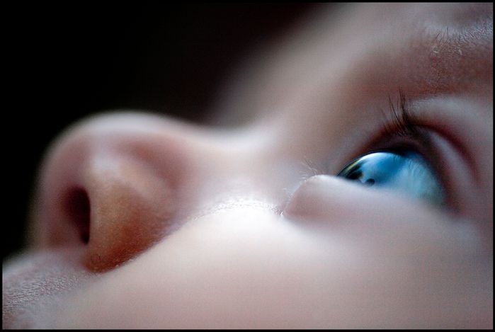17 Mała Amelia patrzy na rodziców. Zdjęcie Guya Little'a wyróżnione w konkursie PDN Faces.