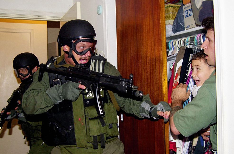 2001 r. Kubański uchodźca Elian Gonzalez to jeden z dwóch mężczyzn, którzy uratowali chłopca z morza. Obaj zostali sfotografowani w sypialni, podczas gdy agenci federalni wpadli do domu krewnych Eliana. Fot. Alan Diaz / Associated Press