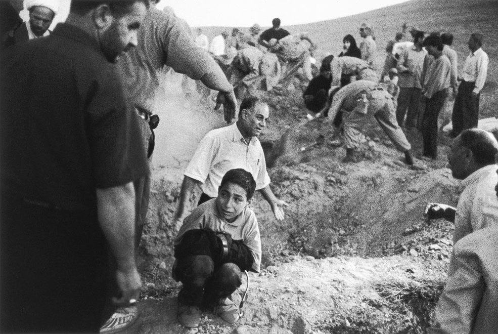 2002 r. Qazvin, Iran. Chłopiec trzyma spodnie zmarłego ojca - ofiary trzęsienia ziemi o sile 6 stopni w skali Richtera. Dziesiątki wiosek zostało zniszczonych, a w całej prowincji zginęły setki ludzi.
Fot. Eric Grigorian, World Press Photo of the Year