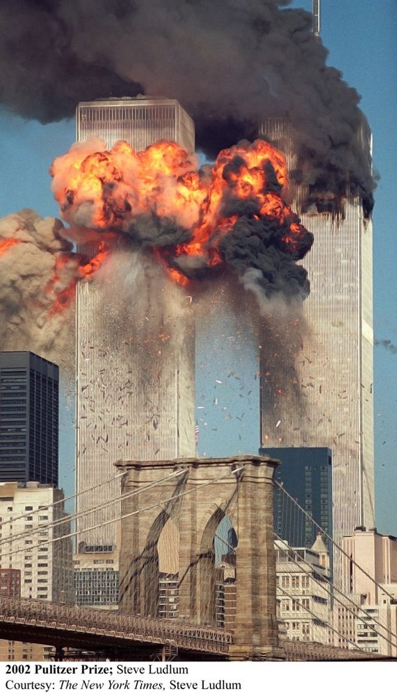 2002 r. W 2002 roku jury przyznało nagrodę ekipie The New York Times za wyjątkowe poświęcenie przy fotografowaniu zamachu terrosrystycznego na WTC 11 września 2001 roku oraz jego skutków. Fot. Steve Ludlum / NYT