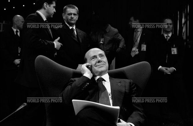 12 Zadowolony z siebie Silvio Berlusconi, ówczesny premier Włoch. Fot. Lars Krabbe, 2002.