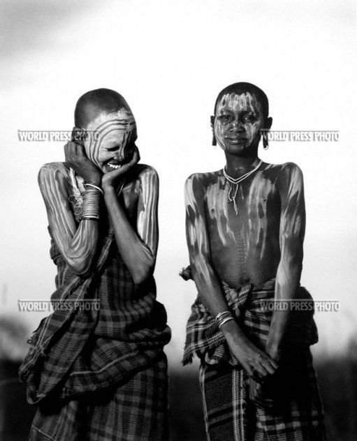 14 Dziewczyny z ludu Suri, żyjącego na granicy Etiopii i Sudanu. Fot. Isabel Muñoz, 2004.