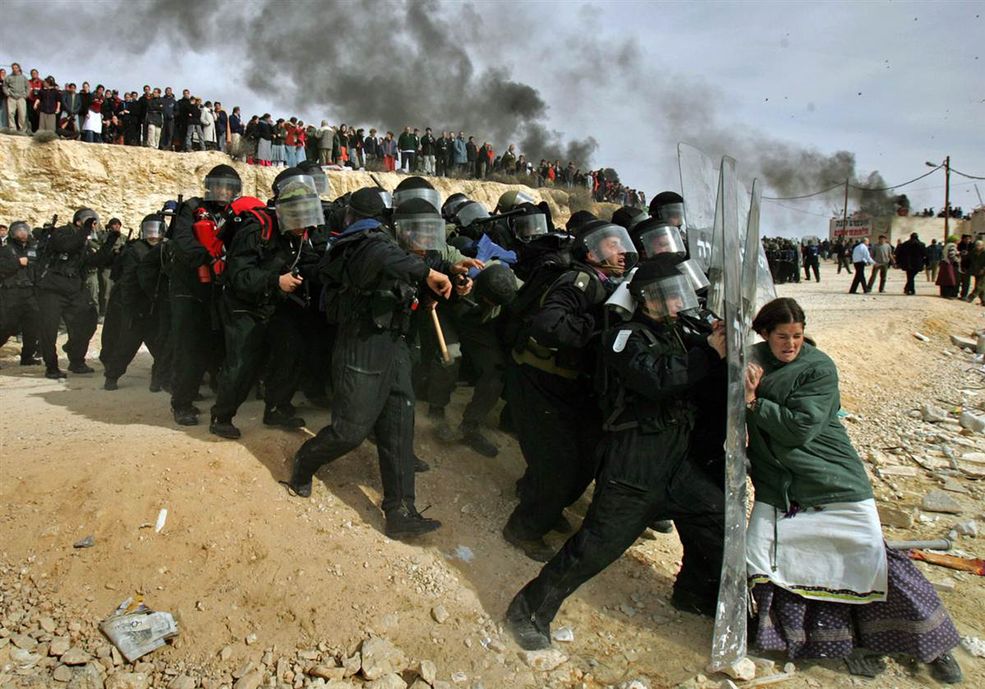 2007 r. Oded Balilty z Associated Press otrzymał nagrodę za potężne zdjęcie samotnej kobiety żydowskiej, która z uporem stawiała przeciw izraelskim siłom bezpieczeństwa na Zachodnim Brzegu.
