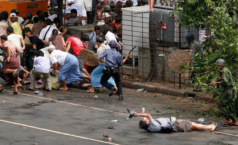 2008 r. Ranny japoński fotograf, Kenji Nagai, leżał przed żołnierzem Birmy w Yangon, Myanmar, jak wojska zaatakowały demonstrantów. Nagai później zmarł. Fot. Adrees Latif / Reuters