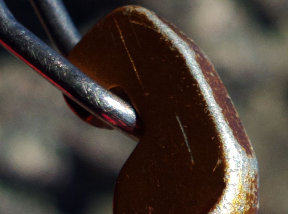 Zdjęcie 1 - crop 100% Bliżej obiektywu szczegóły są rozróżniane dużo lepiej, choć wciąż na granicy akceptowalności.