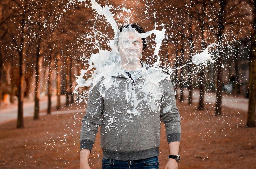 Australijski fotograf tworzy pełne ekspresji portrety. Jego ulubioną zabawą wydaje się oblewanie modeli mlekiem. Ciekawe, czy robi to z zaskoczenia.