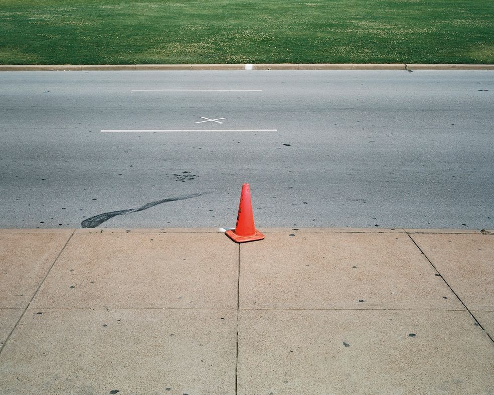 Dallas, Texas, miejsce zabójstwa JFK
Fotograf zadaje sobie pytanie: „Może powinniśmy tam jeździć, może nie powinniśmy. Jednak musimy się zastanawiać, dlaczego się tam wybieramy”.