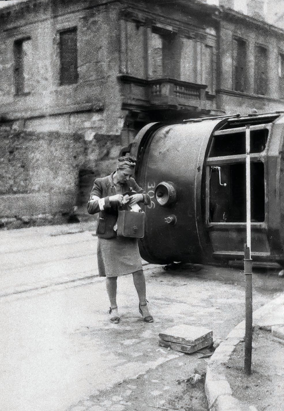 Stare Miasto. Sanitariuszka przy przewróconym tramwaju.
Chojnacki fotografował Powstanie własną lustrzanką na materiale otrzymanym w sztabie dowódcy rejonu oraz zgromadzonym samodzielnie przed Godziną "W”. Wybór tematów narzucony został przez zwierzchników i prawdopodobnie z tego powodu jego zdjęcia stanowią najdokładniejszą znaną fotograficzną dokumentację staromiejskich barykad, przekopów i umocnień. Pomimo wykonania wielu zdjęć, zachowały się jedynie te fotografie, które przed ewakuacją ze Starego Miasta zakopał w podwórzu domu przy ulicy Freta 40 – 15 filmów z 50 naświetlonych, w formacie 6x9 cm.
