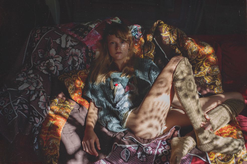 Skoro Twoja fotografia dotyczy najprostszych rzeczy – chyba chciałbyś, żeby estetyka miała konkretny charakter. Czym zatem fotografujesz?
Nie jestem niewolnikiem techniki – to znaczy mam parę aparatów, ale nigdy nie przykładałem większej wagi do tej kwestii. Raczej koncentruję się na atmosferze zdjęcia, dlatego aparaty, które mam służą mi jako wachlarz możliwości określających estetykę konkretnej fotografii. Sprzęt nie służy mi do tego, żeby robić coraz dokładniejsze zdjęcia.