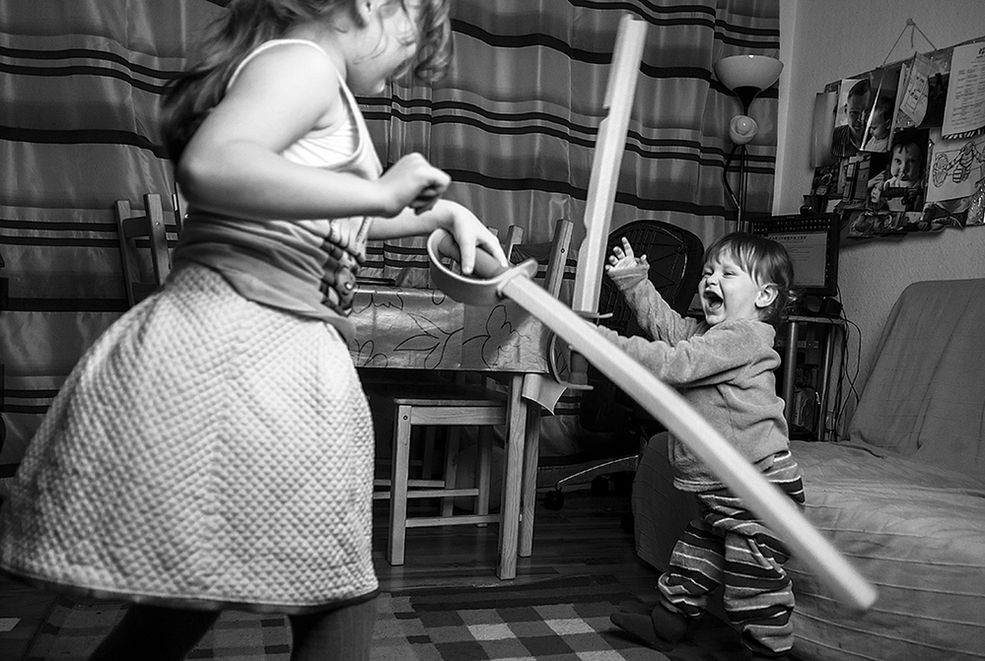 Jak zaczęła się Twoja przygoda z fotografią?
Tomasz Laskowski: Pierwszy aparat kupiłem w 2009 roku. Był to Canon EOS 450D. Żona była wtedy w ciąży, więc pomyślałem, że to dobry moment. Wiedziałem, że urodzi mi się córka i będę miał ją czym fotografować. Będzie fajnie! Poza tym aspirowałem wtedy do miana grafika, więc chciałem mieć możliwość robienia własnych zdjęć, zamiast wiecznie grzebać w stockach. Z czasem zaobserwowałem, że moje zainteresowanie grafiką spadło na rzecz fotografowania. Aparat pozwala mi stworzyć coś fajnego w dużo krótszym czasie, niż komputer.