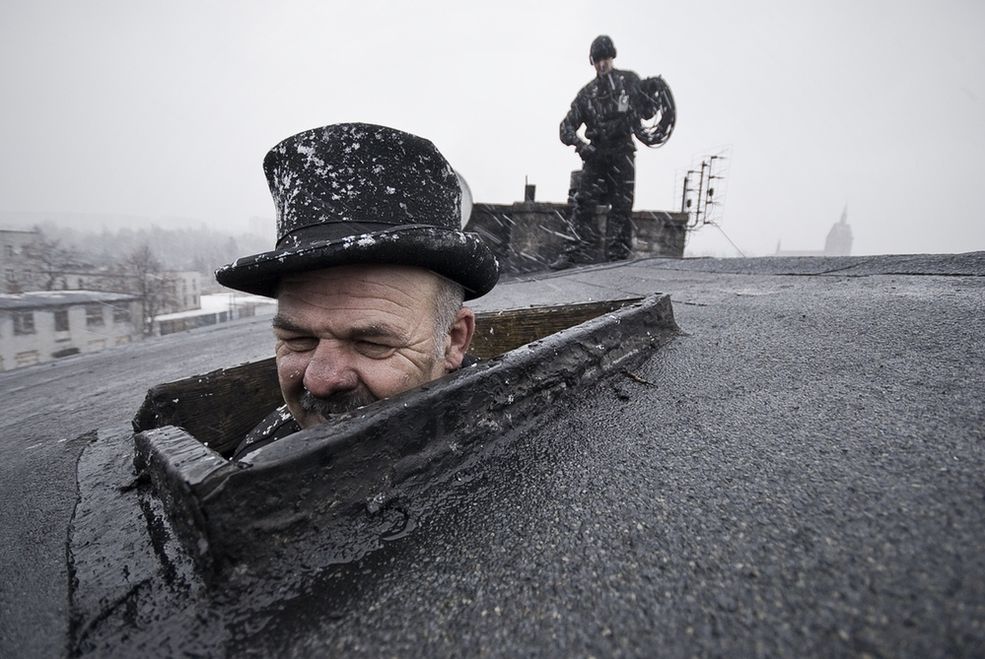 Początki w streetu dla każdego są trudne. Pamiętam jak ja na początku „czaiłem” się w ciemnych kątach i chowałem za rogami. Też tak miałeś?
Z początku fotografowałem z daleka. Z upływem czasu zacząłem przełamywać tę nieśmiałość i podchodziłem coraz bliżej i bliżej. Zacząłem rozmawiać z zupełnie obcymi ludźmi, poznawałem ich historie i próbowałem opowiedzieć o nich zdjęciami. Najpierw pojedynczymi, później całymi – mniejszymi lub większymi – cyklami.